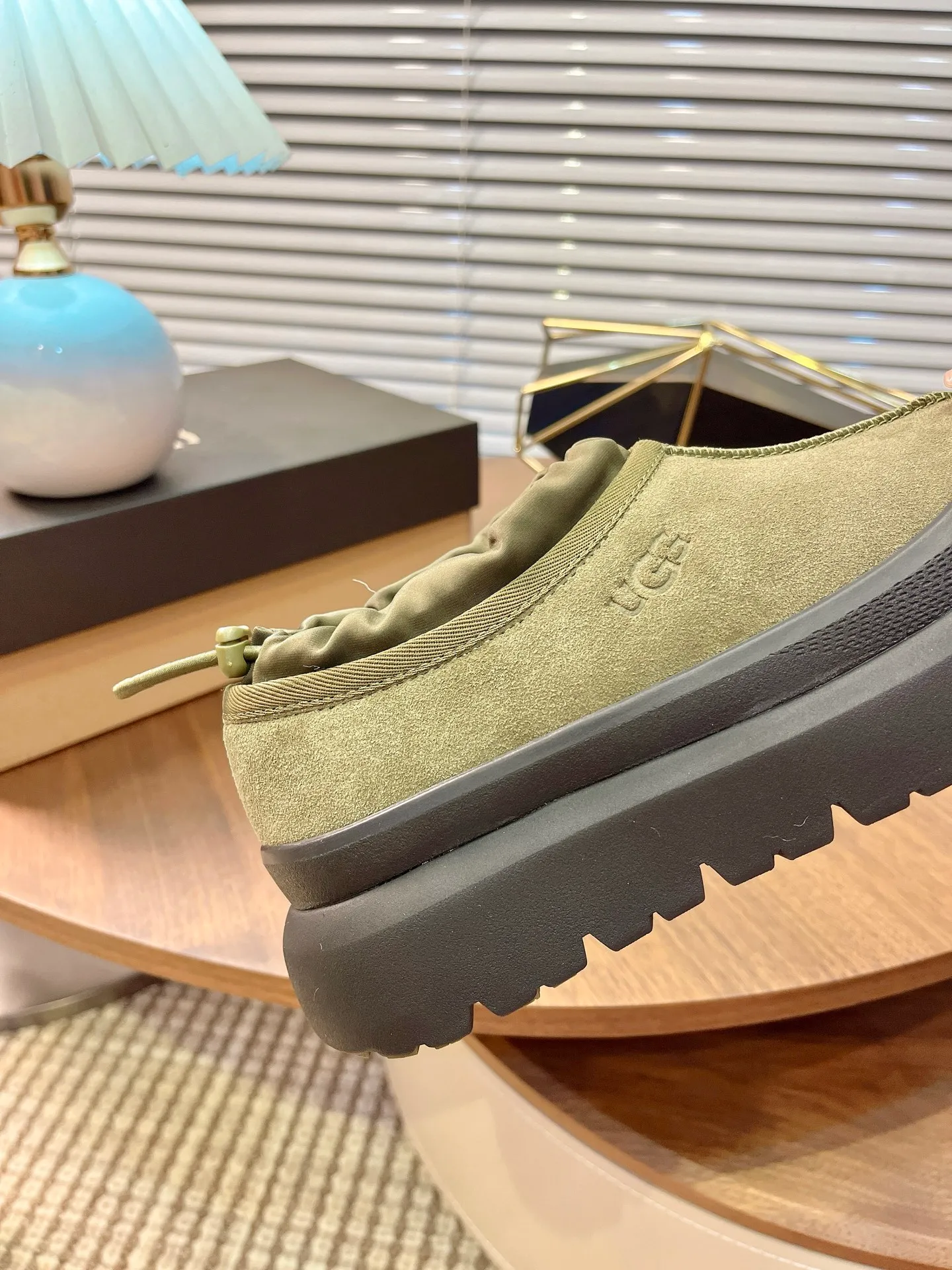 [UGG] P:500💰 Couple shoes Size: 35-44 [Wang Yibo's same style] UGG2025 new winter style Tasman fashion shoes for men and women 1144096 Ugg new fur shoes for autumn and winter, snow boots, same style for men and women ~ Handsome slip-on, lazy shoes, super easy to put on and take off ~ Suede cowhide fabric ~The soles are molded from original soles, not cheap rubber foam, but made of modern material. The characteristics of this material are that it is light, wear-resistant and non-slip. The outsole has a clear logo imprint, which is comparable to that of a store~